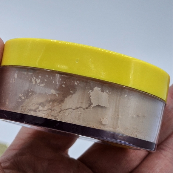 Wet n Wild Sesame Street B is for Banana Loose Setting Powder - Picture 5 of 5